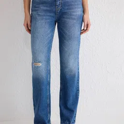 Trendyol Women Regular Fit Mid-Rise Slash Knee Heavy Fade Pure Cotton Jeans-picture-30