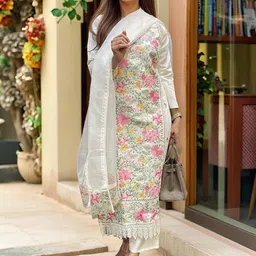 Aaghnya Women Viscose Rayon Embroidered Kurta Sets image 4