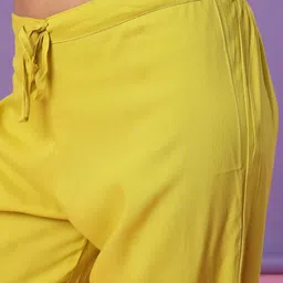 V-Mart Women Floral Printed Regular Kurta with Trousers & With Dupatta image 3