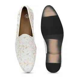 House of Pataudi Men Embroidered Casual Slip On Mojaris With Western - Embellished image 3