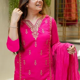 DIVASTRI Floral Embroidered Notch Neck Thread Work Straight Kurta With Patiala & Dupatta image 2