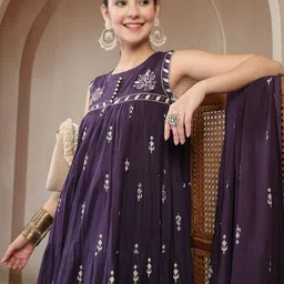 KIMAYRA Ethnic Motifs Embroidered Tiered Thread Work Pure Cotton Kurta Set image 3