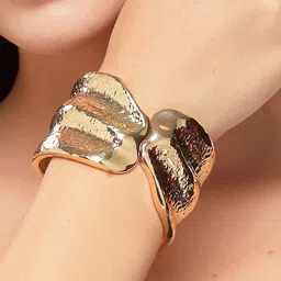 Bohey by KARATCART Gold-Plated Bangle-Style Bracelet image 4