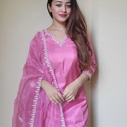 vredevogel Women Silk Blend Kurta Pant Dupatta Set image 3