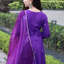 DIVASTRI Women Floral Embroidered Regular Kurta with Trousers & With Dupatta image 3