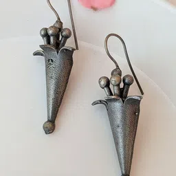 VEDAJ Floral Drop Earrings image 4