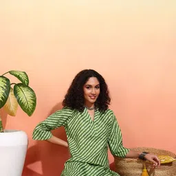 divastri Women Cotton Blend Kurta Pant Set image 4