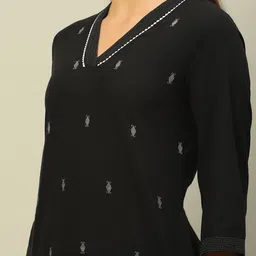 Rangriti Geometric Woven Design V-Neck Three-Quarter Sleeves Regular Straight Kurta image 2