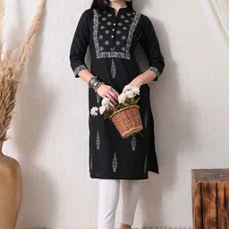 MAURYA Floral Printed Mandarin Collar Straight Kurta image 4