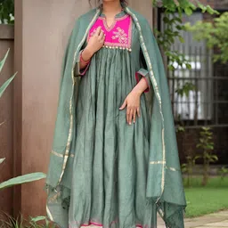 GoSriKi Women Floral Regular Kurta with Trousers & With Dupatta image 1