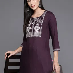 KSUT Ethnic Motifs Embroidered Sequinned Straight Kurta image 3
