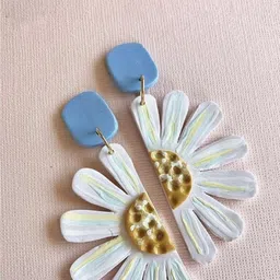 VMA PLAY FASHION Floral Shaped Drop Earrings image 1