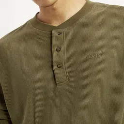 levi's Men Solid Henley Neck Pure Cotton Green T-Shirt image 5