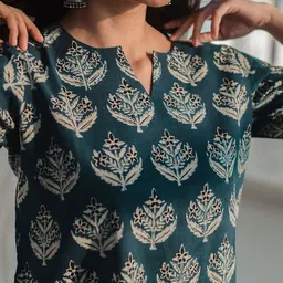 AMANISHA Women Blue Viscose Rayon Kurtas image 3