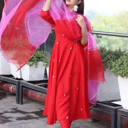 DIVASTRI Floral Embroidered V-Neck Thread Work A-Line Kurta With Trousers And Dupatta image 4