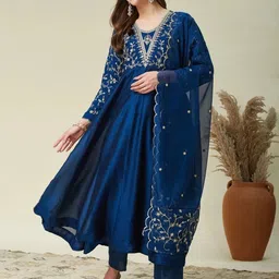 mokosh Women Silk Blend Kurta Pant Dupatta Set-picture-15