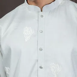 EKYAA Men Printed Thread Work Kurta image 3