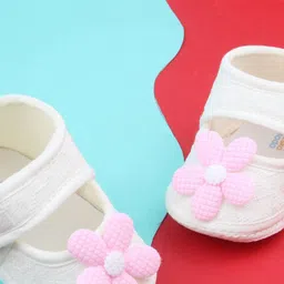 NESKA MODA Girls Flower Applique Velcro Cotton Booties image 3