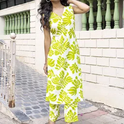 MITTOO Women Ethnic Motifs Printed Regular Kurta with Trousers image 2