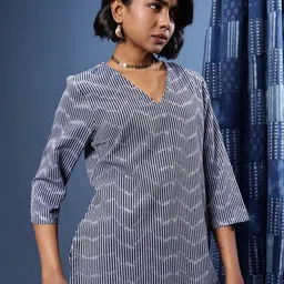 Taavi Striped V-Neck Ikat Kurti-picture-24