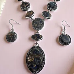 Sangria Silver-Plated Stone-Studded Jewellery Set image 3