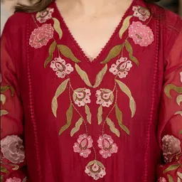 CANIZZARO Women Floral Embroidered Panelled Thread Work Chanderi Silk Kurta with Trousers & With Dupatta image 4