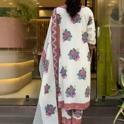 Vaidehi Fashion Women Floral Printed Regular Kurta with Trousers & With Dupatta image 4