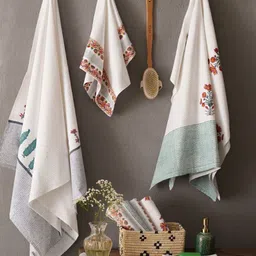 JAYPORE White & Green Floral Printed Cotton 210 GSM Bath Towel image 3