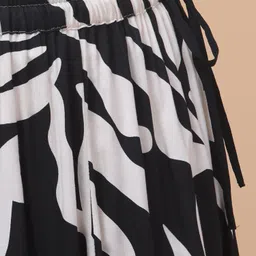 hive91 Women Printed Flared Black Skirt image 4