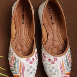 feet runner Ethnic Embroidred Jutis and Mojaris Bellies For Women image 1