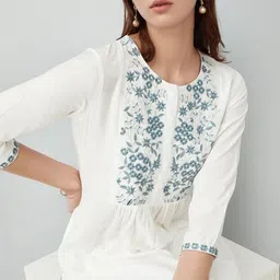 vinhscape Women Embroidered Cotton Rayon A-line Kurta image 4