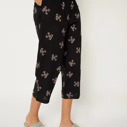 max Women Black Capri image 3