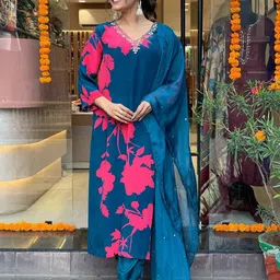 gosriki Women Cotton Blend Kurta Pant Dupatta Set image 1