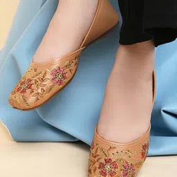 xe looks Jutis For Women image 2