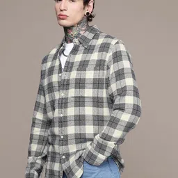 roadster Men Regular Fit Checkered Casual Shirt image 3