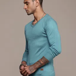 roadster Men Solid V Neck Blue Sweater image 2