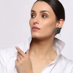 VENI Silver-Plated Classic Studs Earrings image 5