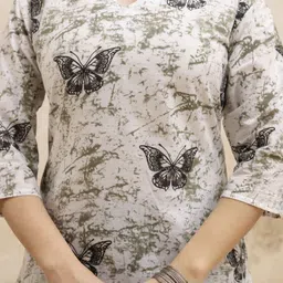 surhi Women Printed Cotton Blend Straight Kurta image 4