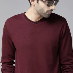 roadster Men Solid V Neck Maroon Sweater image 2