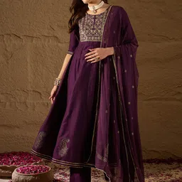 House of Pataudi Embroidered Zari Empire Jacquard Kurta With Trouser And Dupatta-image-43