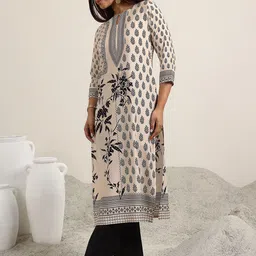 Libas Floral Printed Keyhole Neck Straight Kurta With Trousers And Dupatta image 5