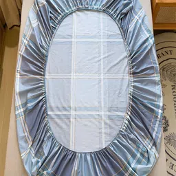 JC HOME Blue Geometric Cotton Fitted 230 TC King Bedsheet With 2 Pillow Covers image 2