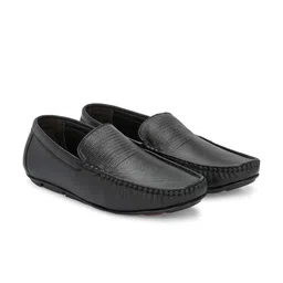 CLOG LONDON Men Textured Leather Loafers image 4