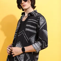 HIGHLANDER Black & Grey Geometric Printed Slim Fit Cotton Casual Shirt image 2