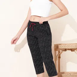 quira Women Black Capri image 2