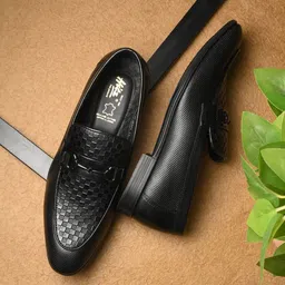 Hitz  Men Textured Leather Slip On Shoes-picture-36
