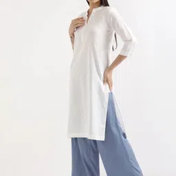 ream Women Solid Pure Cotton Straight Kurta image 3