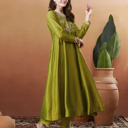 colors of earth Women Silk Blend Kurta Pant Dupatta Set image 3