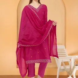 Bahe Kurtiz Floral Embroidered V Neck Chanderi Silk Kurta With Trousers & Dupatta image 2