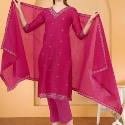 Bahe Kurtiz Floral Embroidered V Neck Chanderi Silk Kurta With Trousers & Dupatta image 5